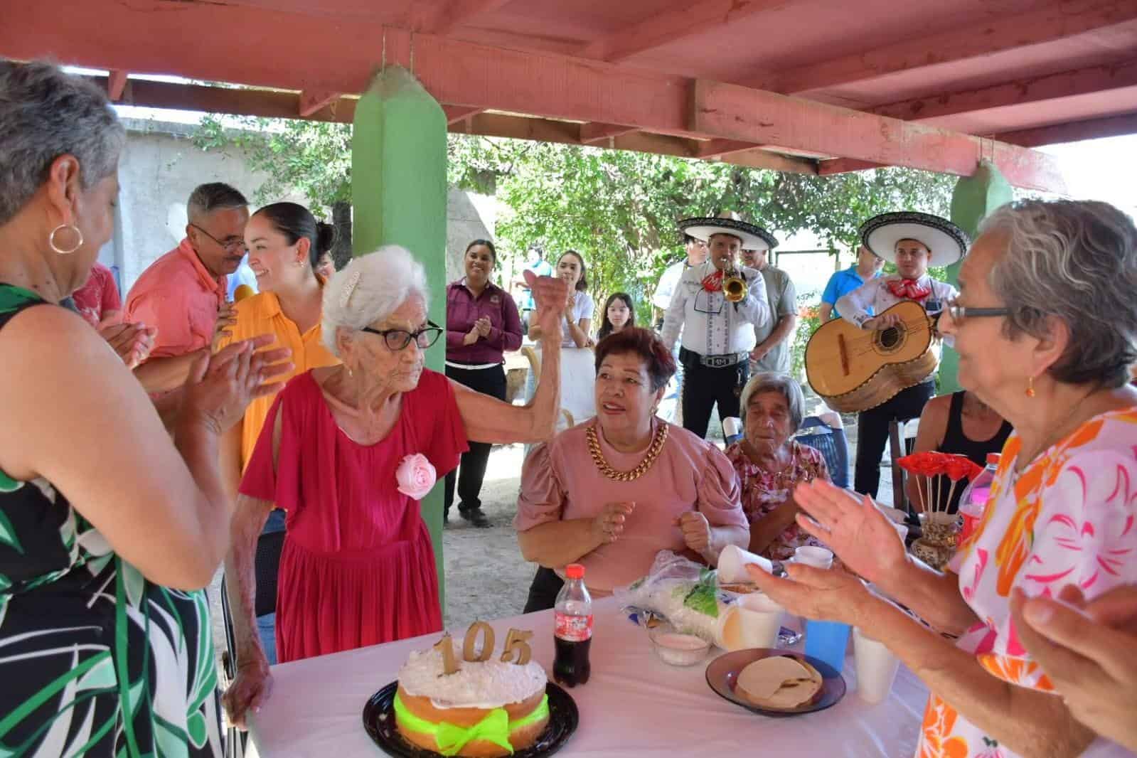 Doña Nachita celebra 105 años de vida como ejemplo de fortaleza y legado en Nava