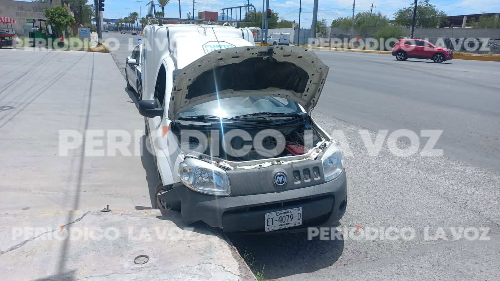 Accidente vial en Monclova: Conductor de empresa químicos choca contra banqueta