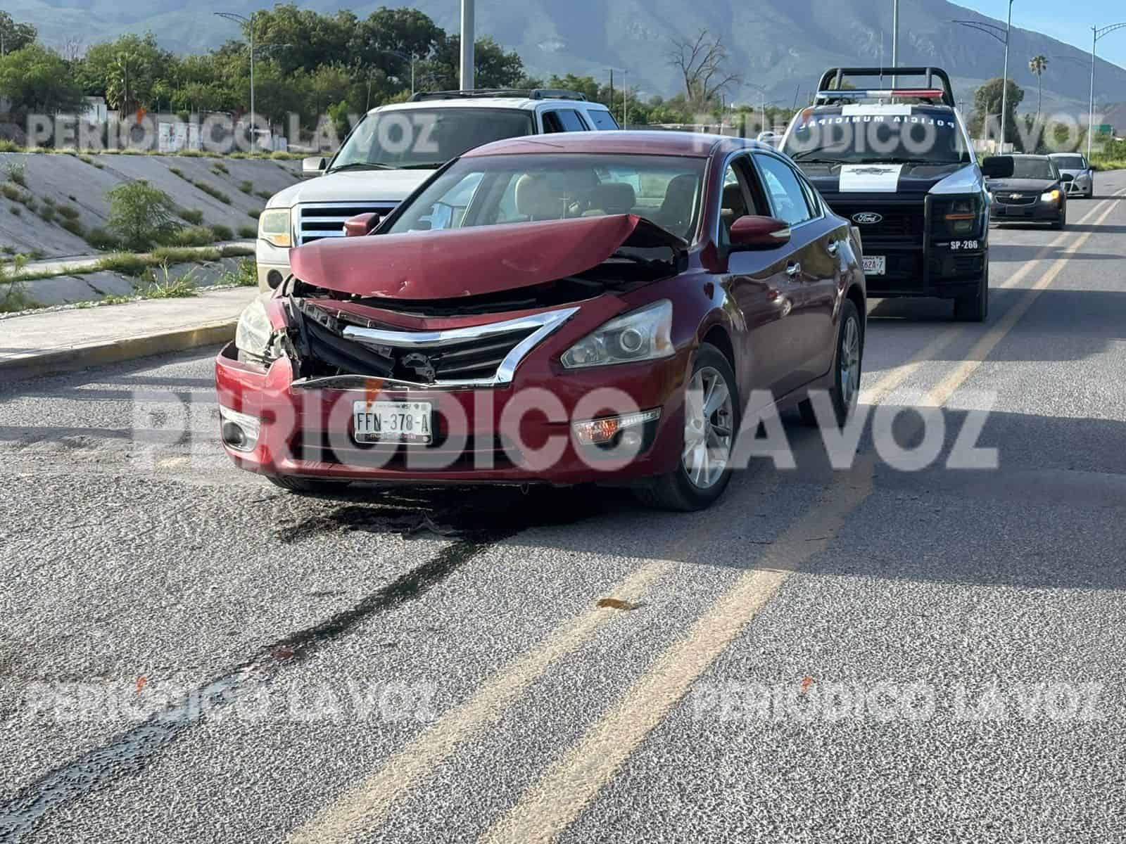 Conductor de Nissan Altima provoca choque en avenida Constitución