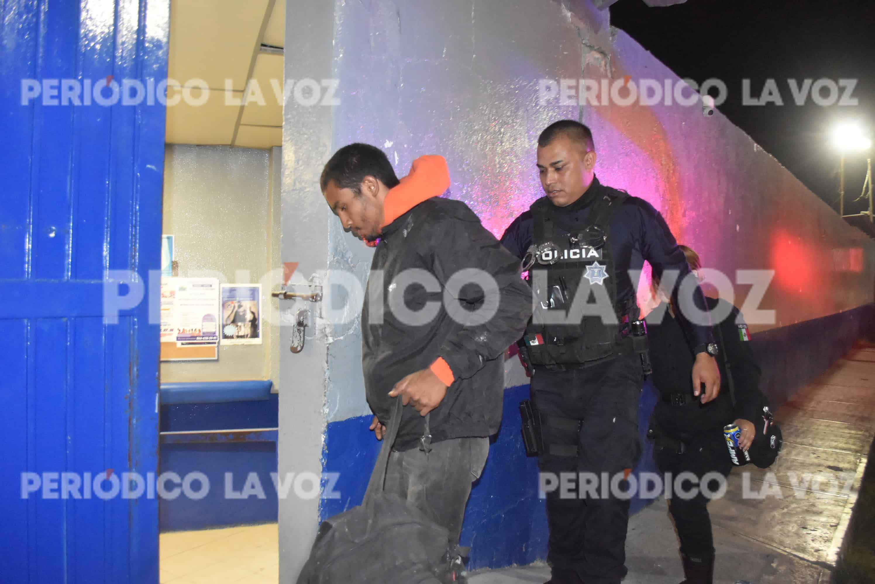 Conductor de Nissan Altima provoca choque en avenida Constitución