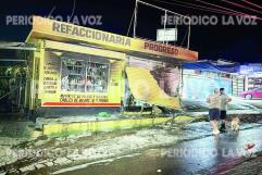 Fuego arrasa con Refaccionaria en cruce de avenidas