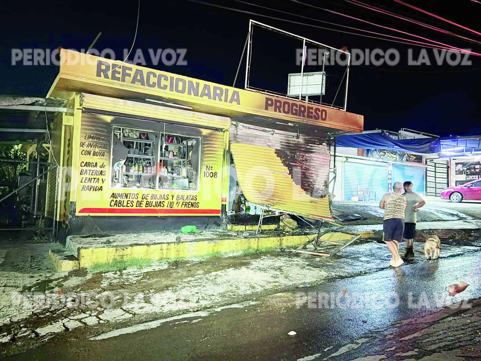 Fuego arrasa con Refaccionaria en cruce de avenidas
