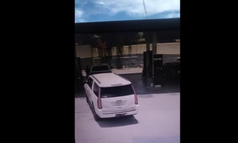 Me arrastró con todo y manguera: despachador narra fuga de conductor que no pagó gasolina