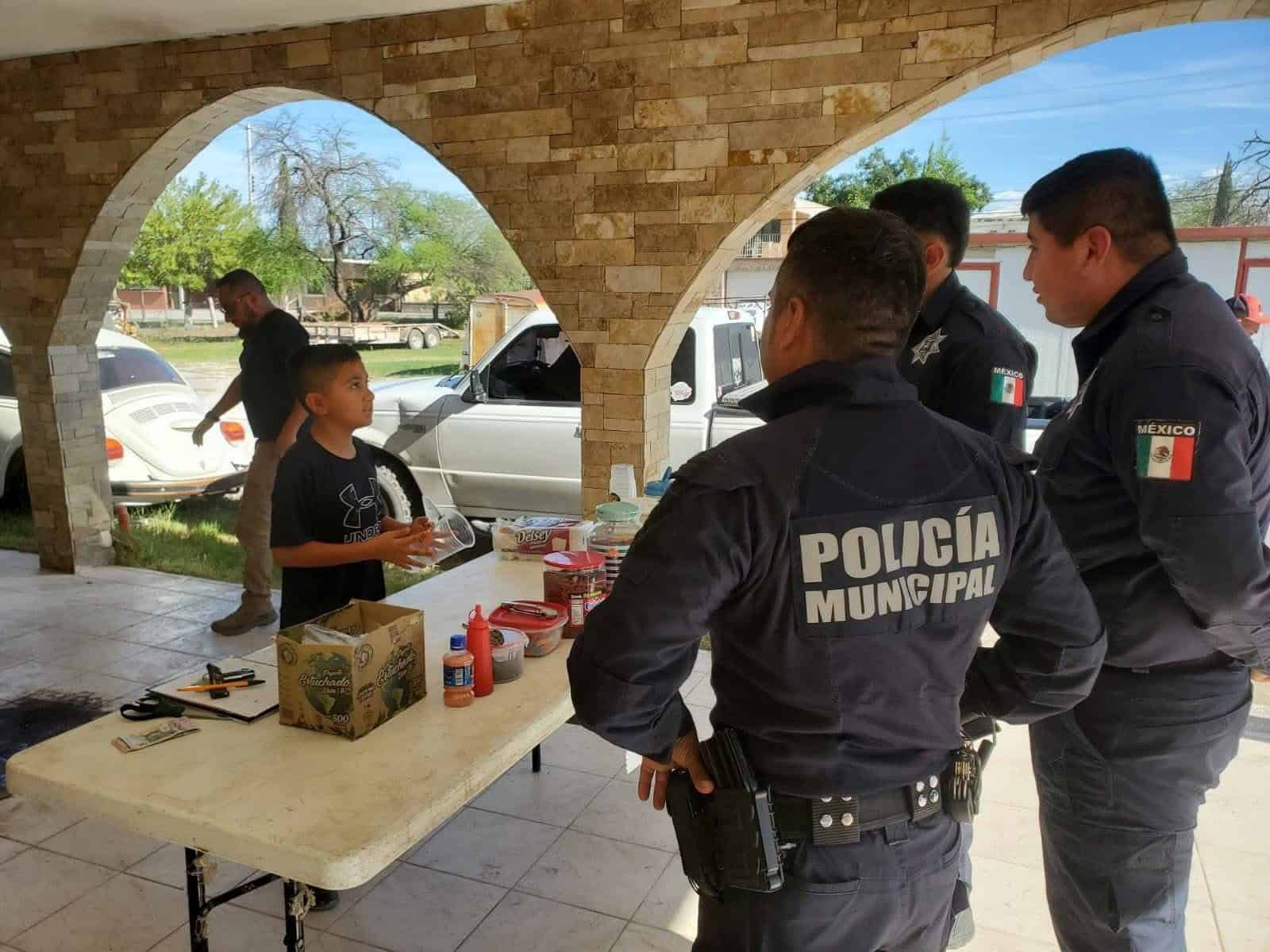 De Susto a Sonrisa: Patrullas Sorprenden a Niño Vendedor de Aguas en Nava
