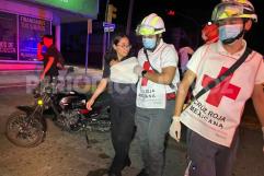 Caen novios de moto  tras atascón en rejilla