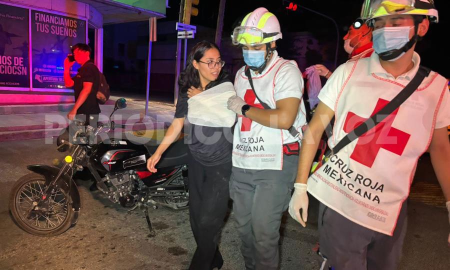 Caen novios de moto  tras atascón en rejilla