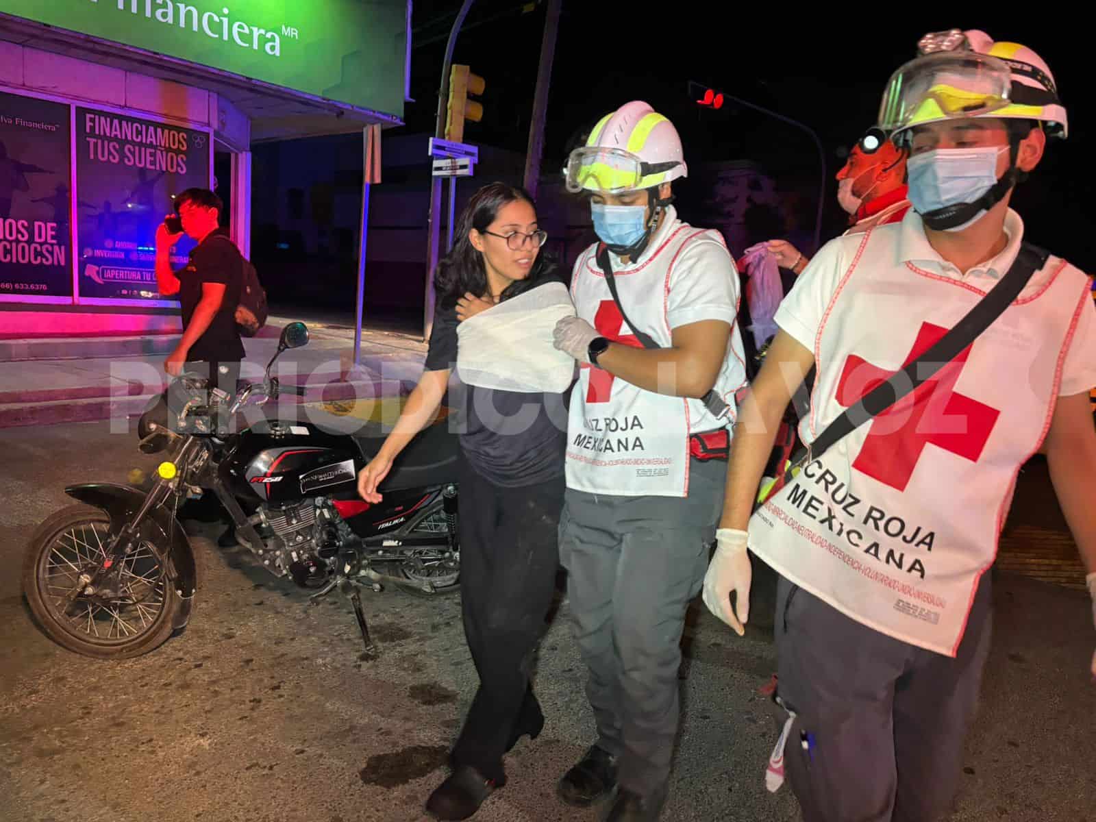 Caen novios de moto  tras atascón en rejilla