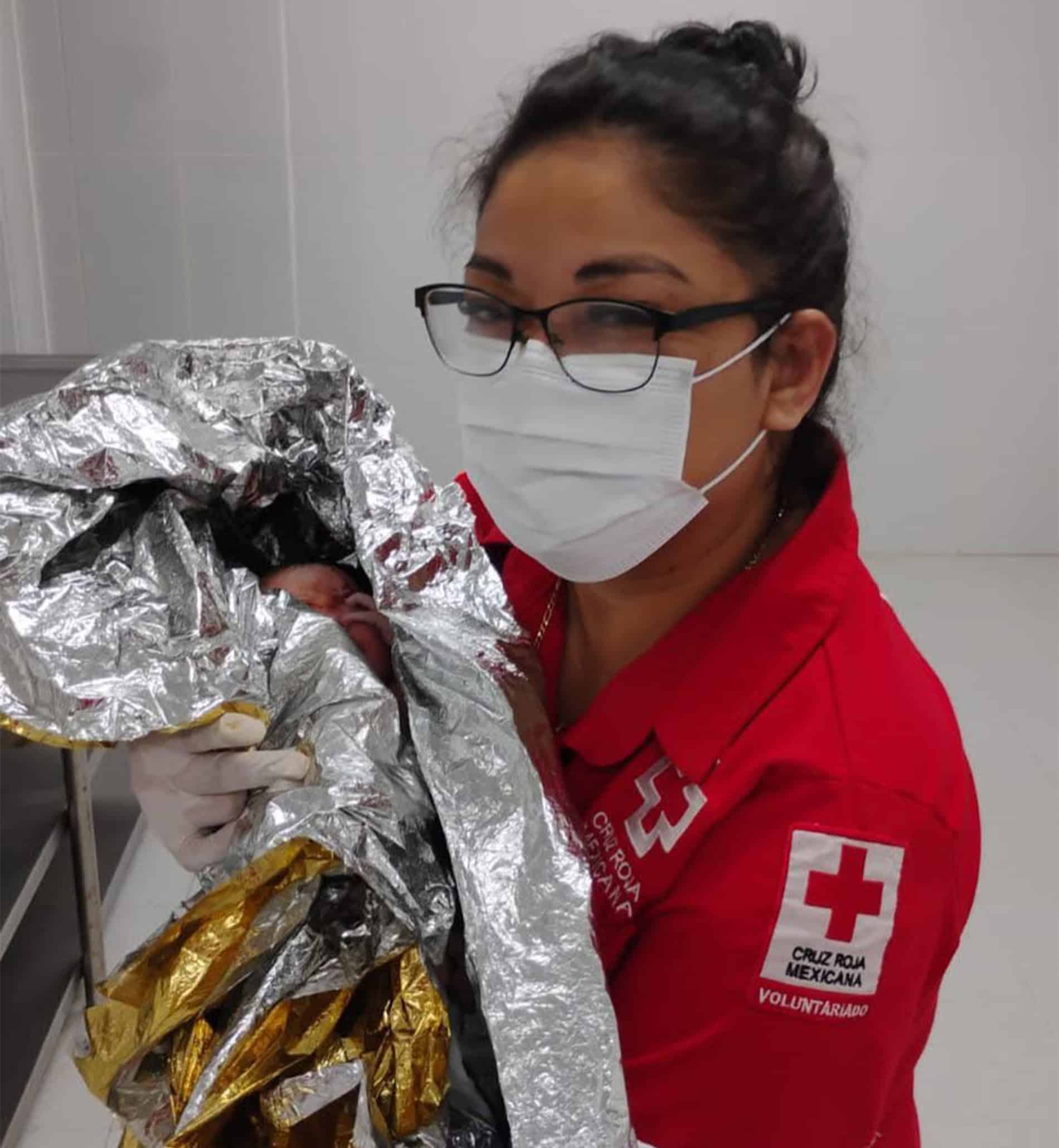 Parto Sorpresa en El Bajío: Joven Madre da a Luz en Casa con Ayuda de la Cruz Roja