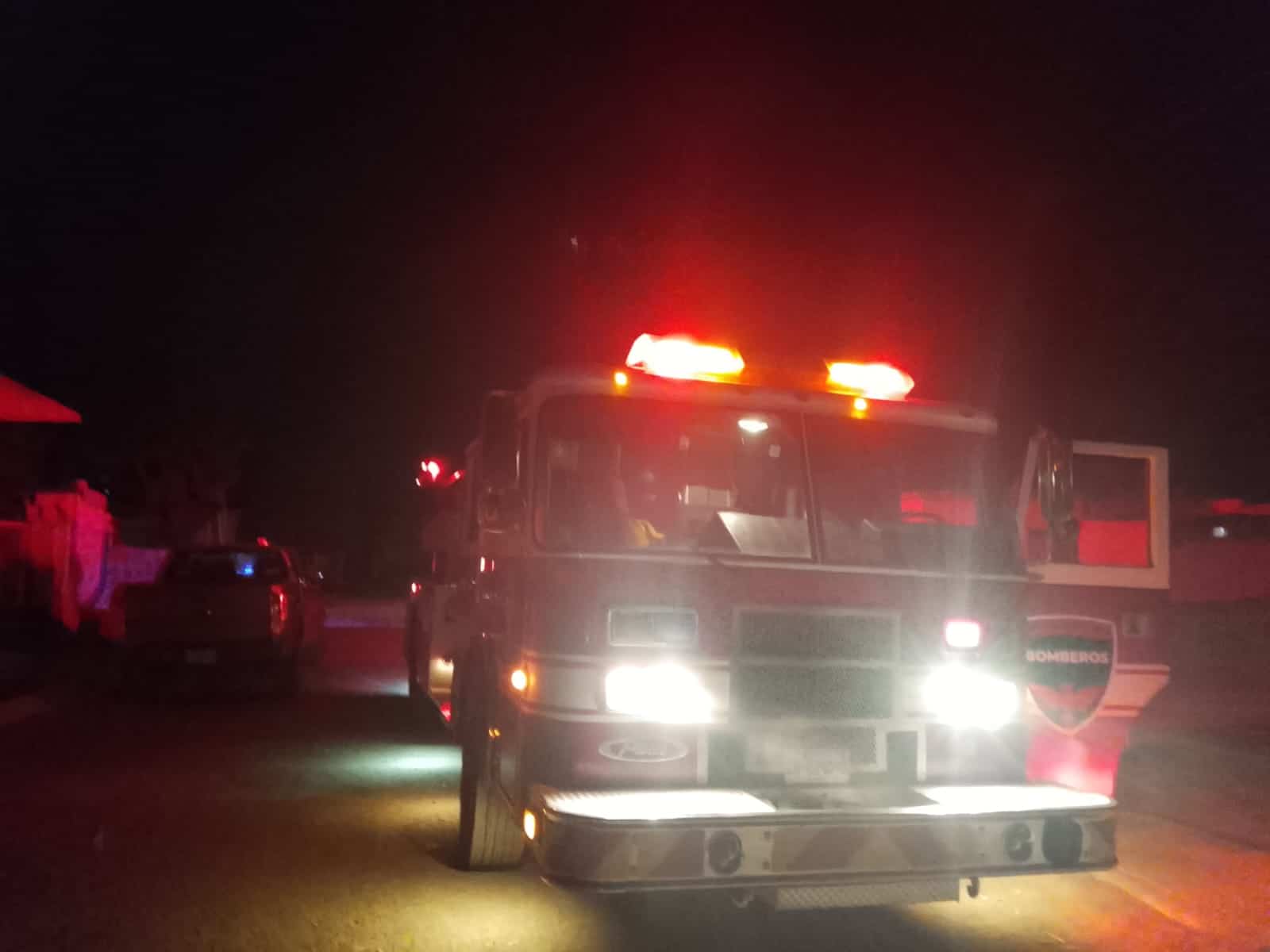 Vecinos intervienen para sofocar incendio en Melchor Múzquiz