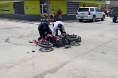 Atropellan a motociclista en Nava; conductor huye y es detenido