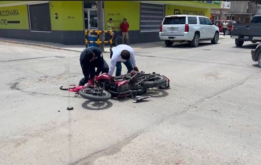Atropellan a motociclista en Nava; conductor huye y es detenido