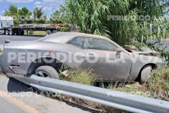 Conductor de Dodge Challenger pierde control en carretera federal 57 y es rescatado tras incendio en su vehículo