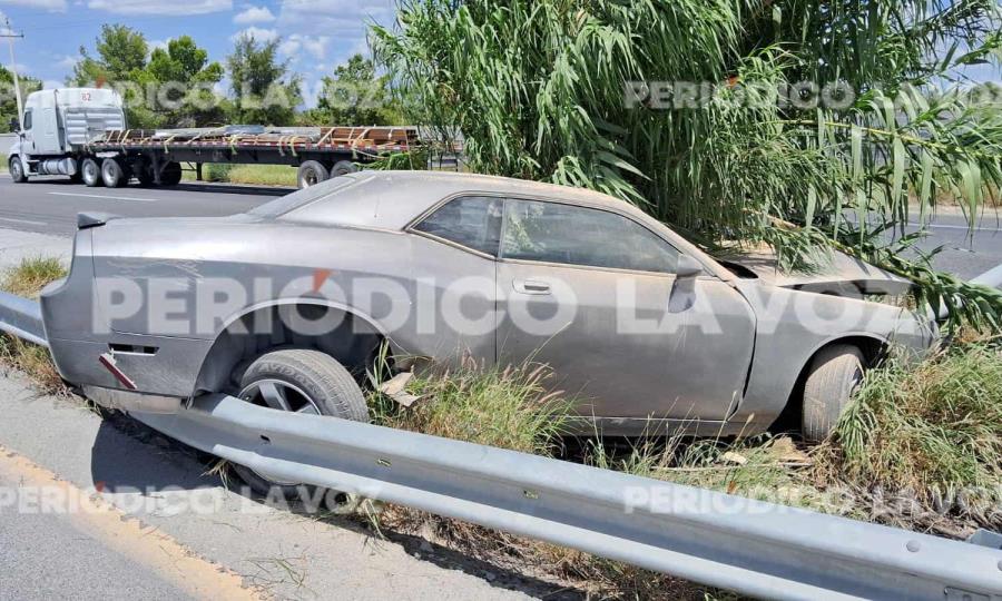 Conductor de Dodge Challenger pierde control en carretera federal 57 y es rescatado tras incendio en su vehículo
