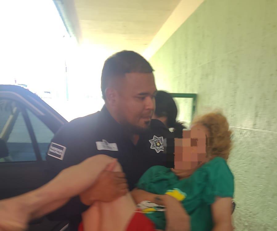 Policías de Frontera salvan la vida a mujer con problemas respiratorios 
