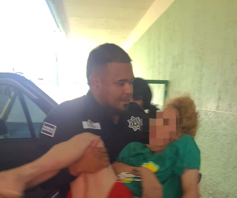 Policías de Frontera salvan la vida a mujer con problemas respiratorios 