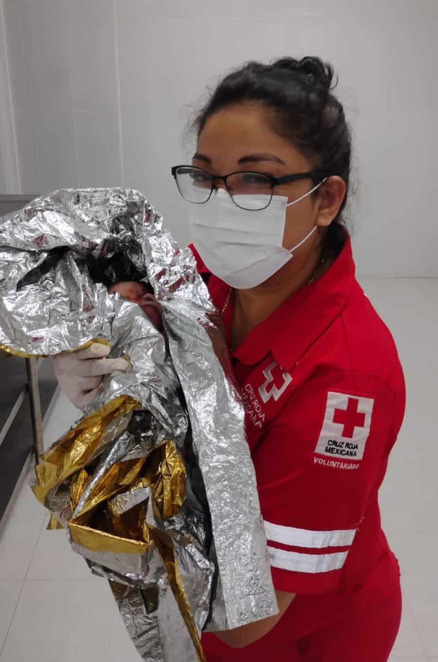 Parto Sorpresa en El Bajío: Joven Madre da a Luz en Casa con Ayuda de la Cruz Roja