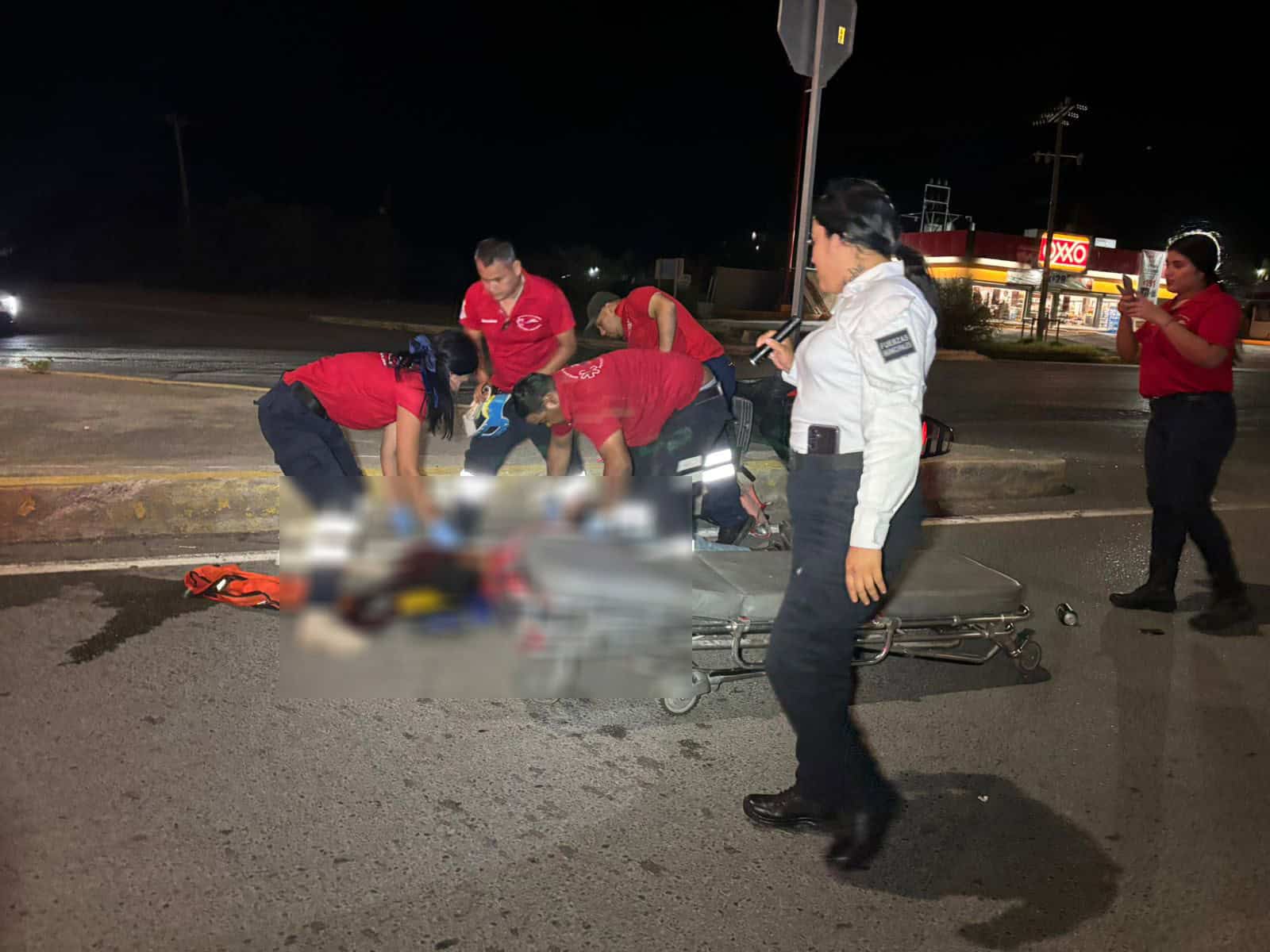 Grave motociclista por choque contra camellón