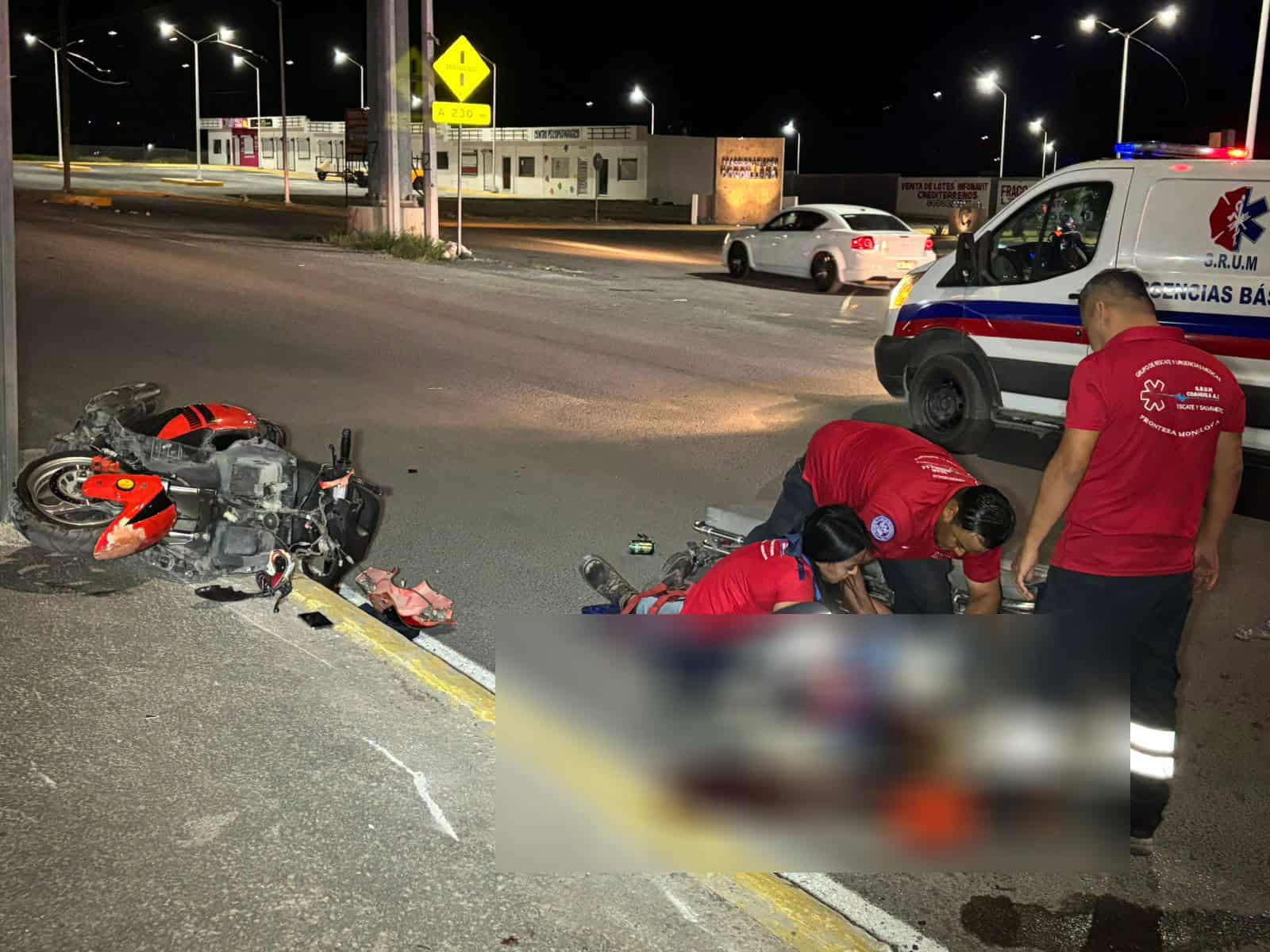 Grave motociclista por choque contra camellón