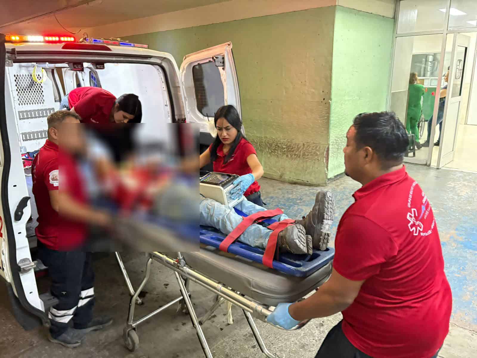 Grave motociclista por choque contra camellón