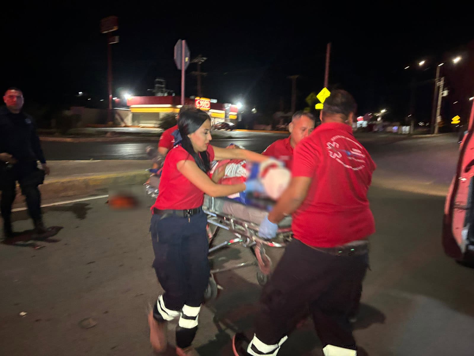 Grave motociclista por choque contra camellón
