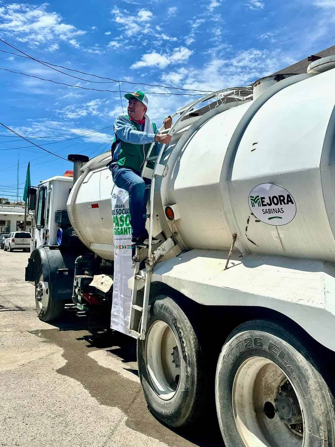 El Equipo Mejora Sabinas continúa llevando agua a quienes más lo necesitan