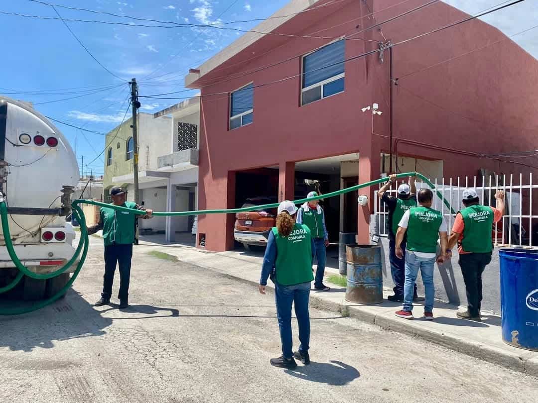 El Equipo Mejora Sabinas continúa llevando agua a quienes más lo necesitan