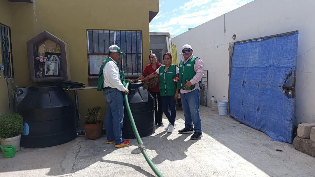 El Equipo Mejora Sabinas continúa llevando agua a quienes más lo necesitan