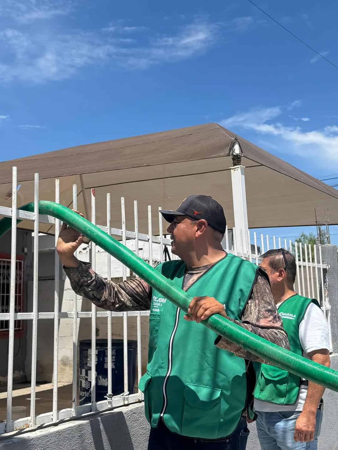 El Equipo Mejora Sabinas continúa llevando agua a quienes más lo necesitan
