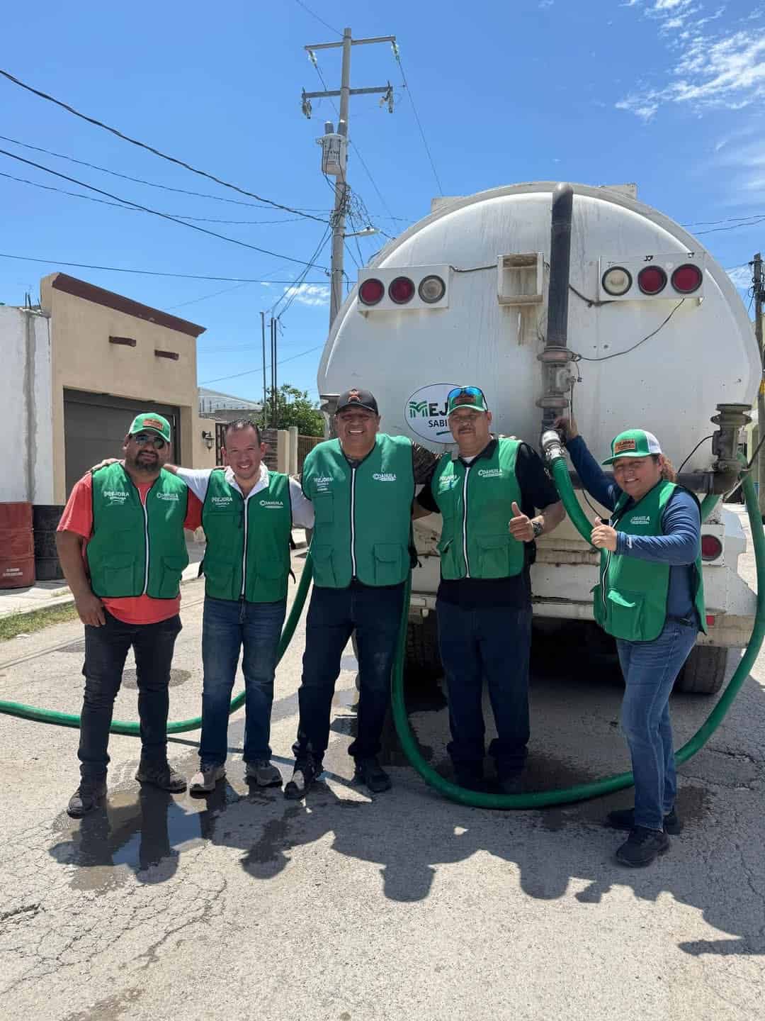 El Equipo Mejora Sabinas continúa llevando agua a quienes más lo necesitan