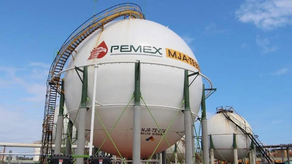Fitch Ratings eleva calificación crediticia de Pemex a BB
