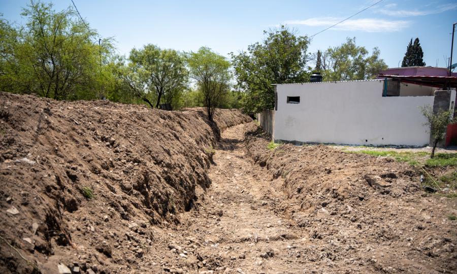 Desazolvan arroyo en Castaños para prevenir inundaciones