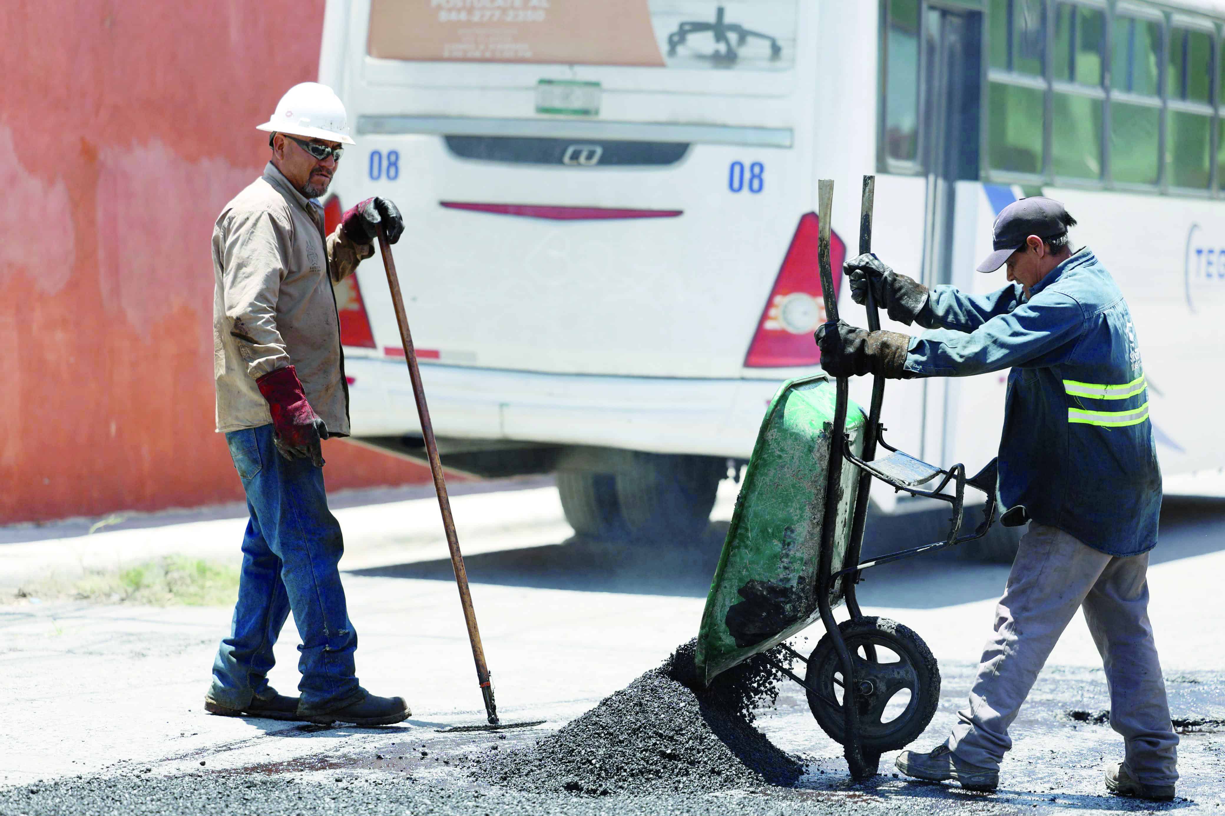 Cuadrillas de bacheo en Saltillo trabajan incansablemente