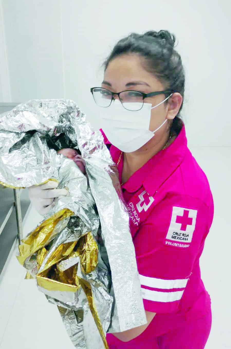 Nacimiento inesperado en hogar con ayuda de paramédicos