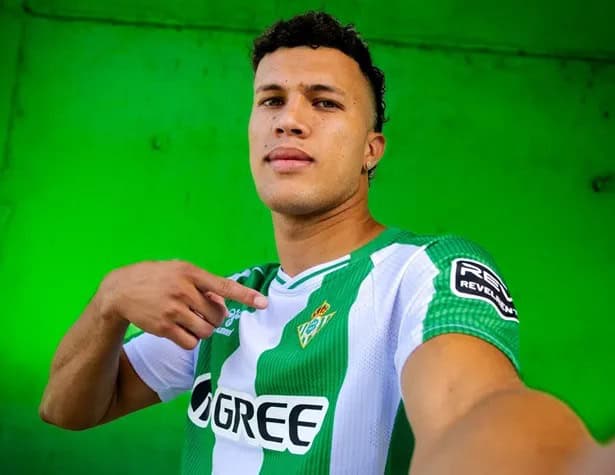INFIEL: Nelson Deossa deja Rayados y es presentado por el Betis al ritmo de Coldplay