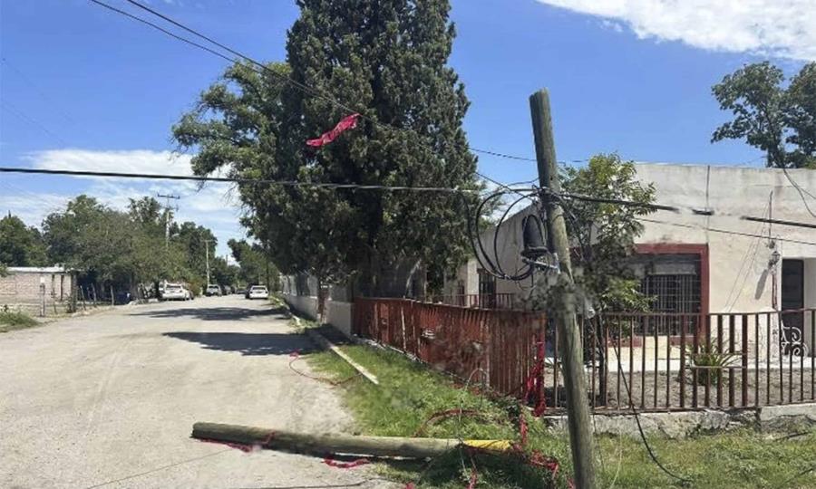 Derriban poste de TELMEX en Zaragoza y responsable huye del lugar