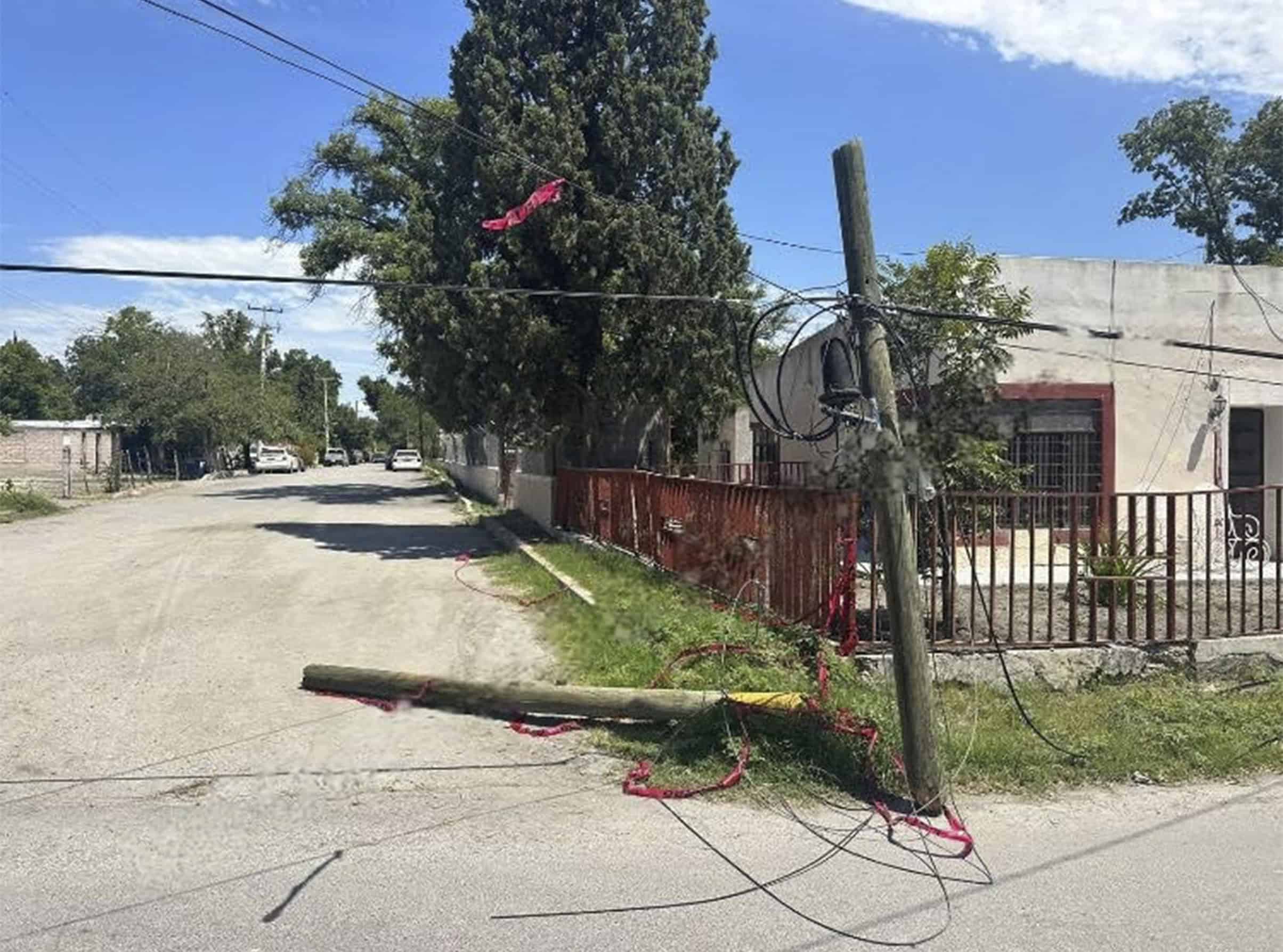 Derriban poste de TELMEX en Zaragoza y responsable huye del lugar