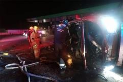Vuelca camioneta a toda velocidad; hay dos jóvenes graves