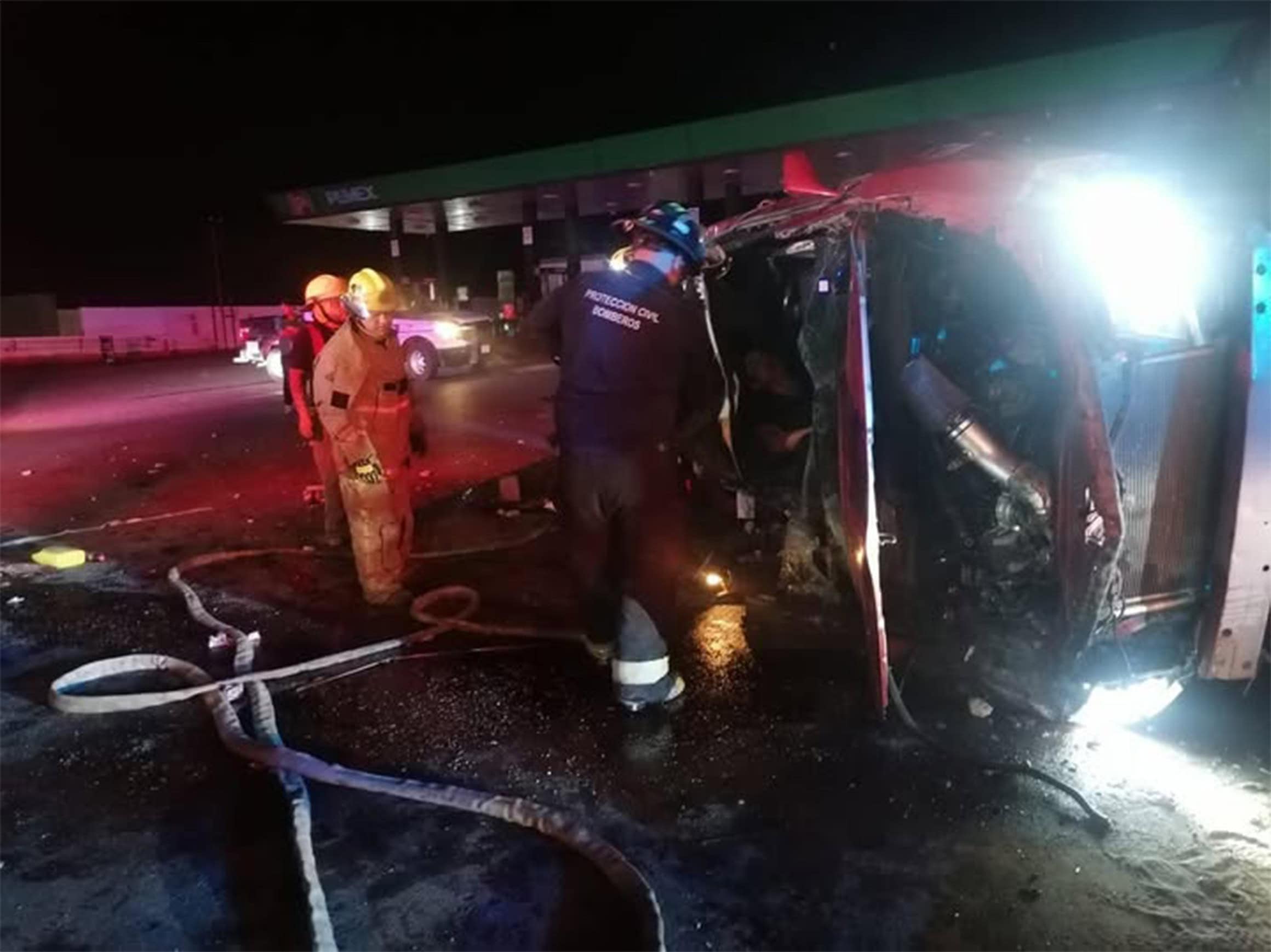 Vuelca camioneta a toda velocidad; hay dos jóvenes graves
