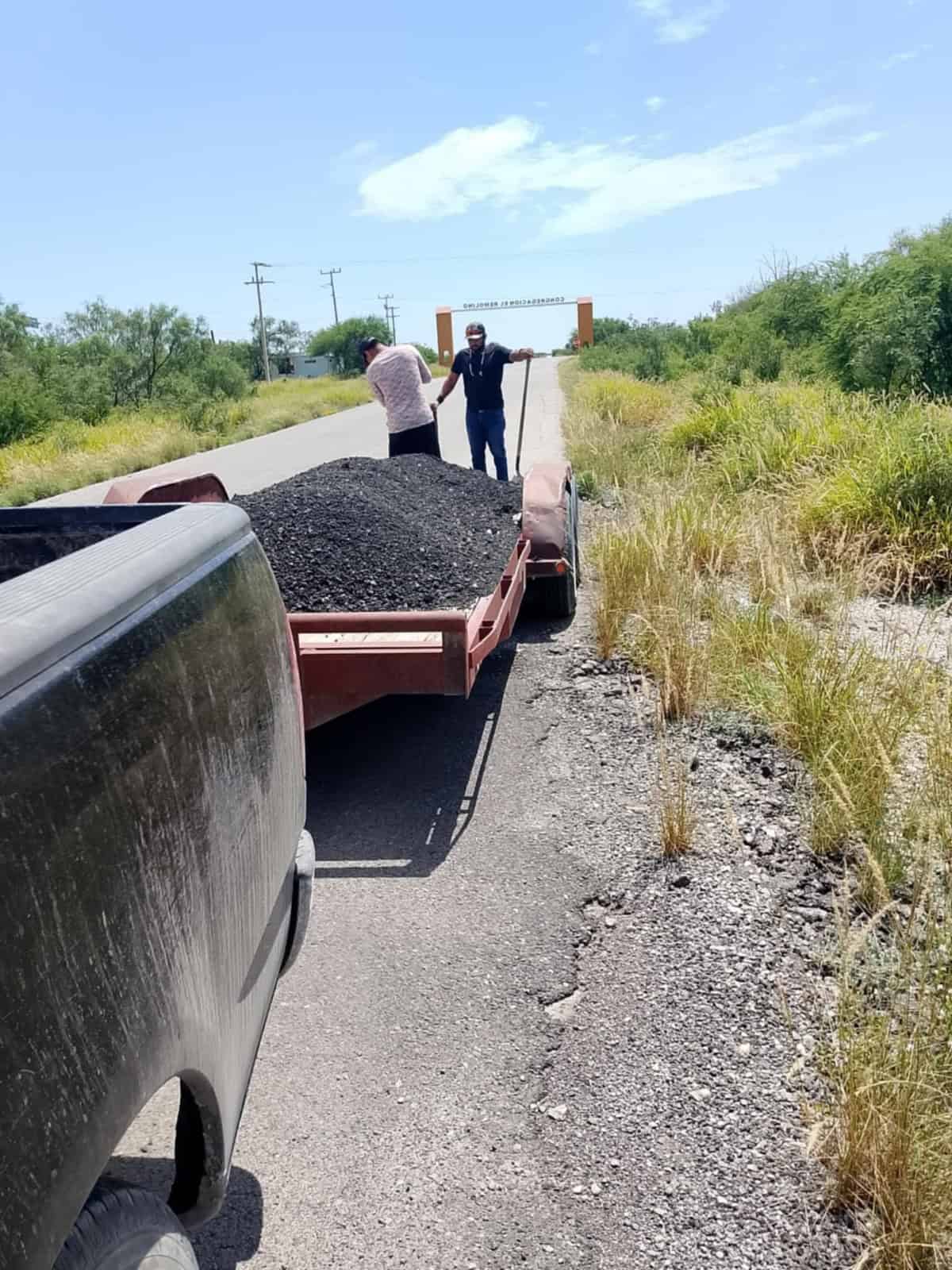 Vecinos reparan carretera al Remolino ante abandono del alcalde Evelio Vara