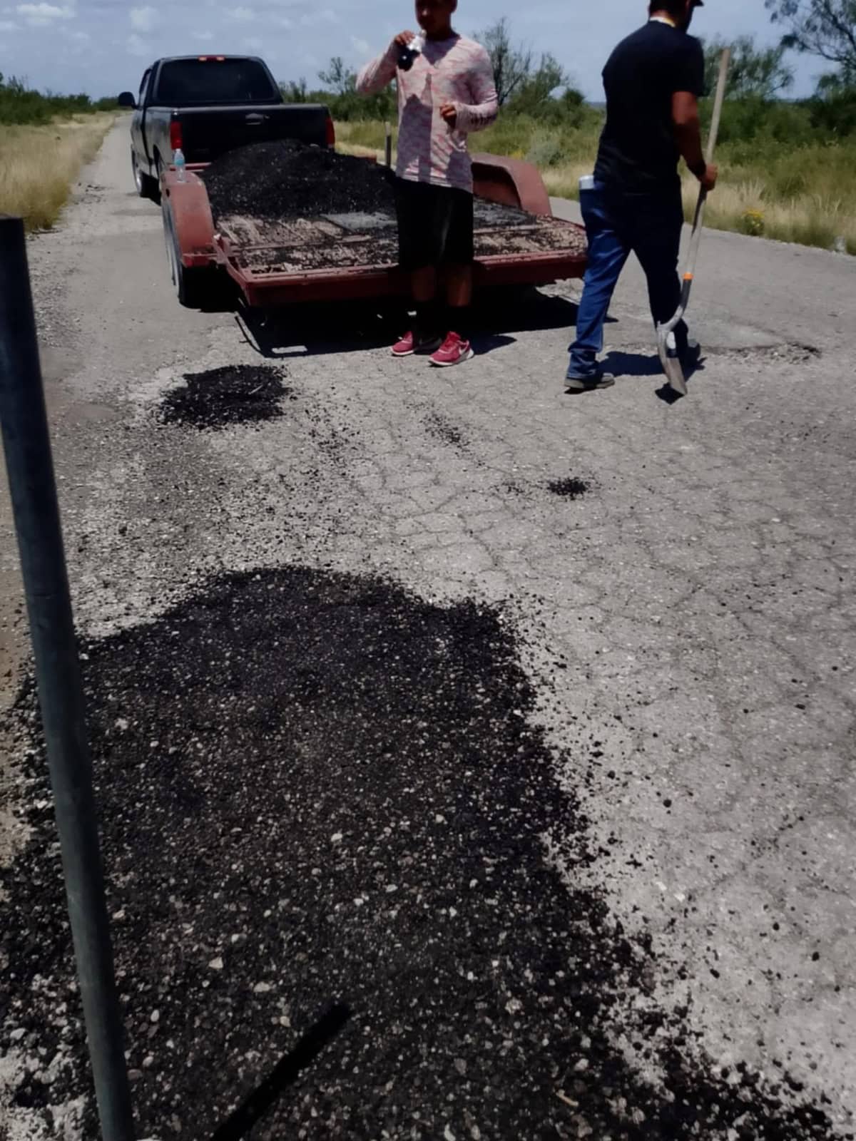Vecinos reparan carretera al Remolino ante abandono del alcalde Evelio Vara
