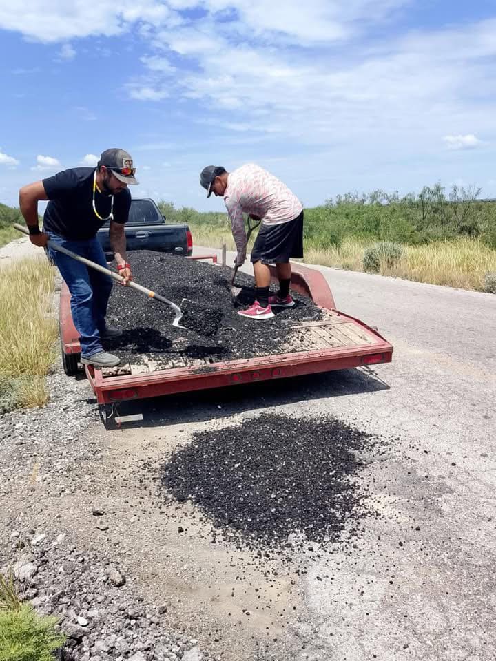 Vecinos reparan carretera al Remolino ante abandono del alcalde Evelio Vara