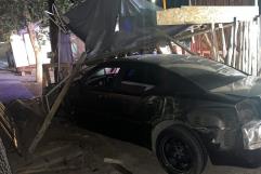 Vehículo choca contra puesto en Morelos y conductor huye del lugar