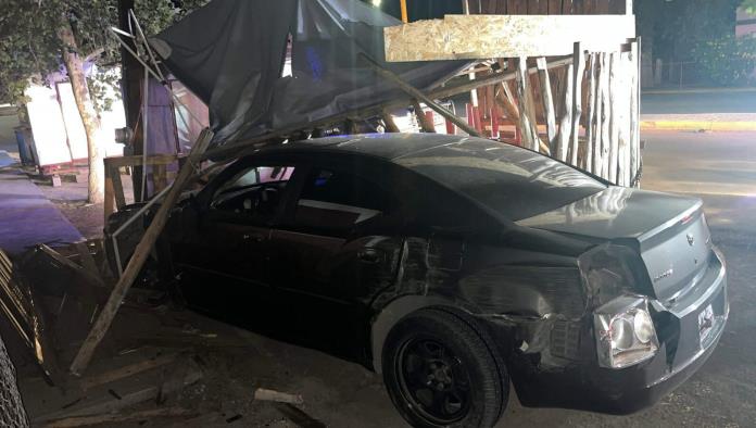 Vehículo choca contra puesto en Morelos y conductor huye del lugar