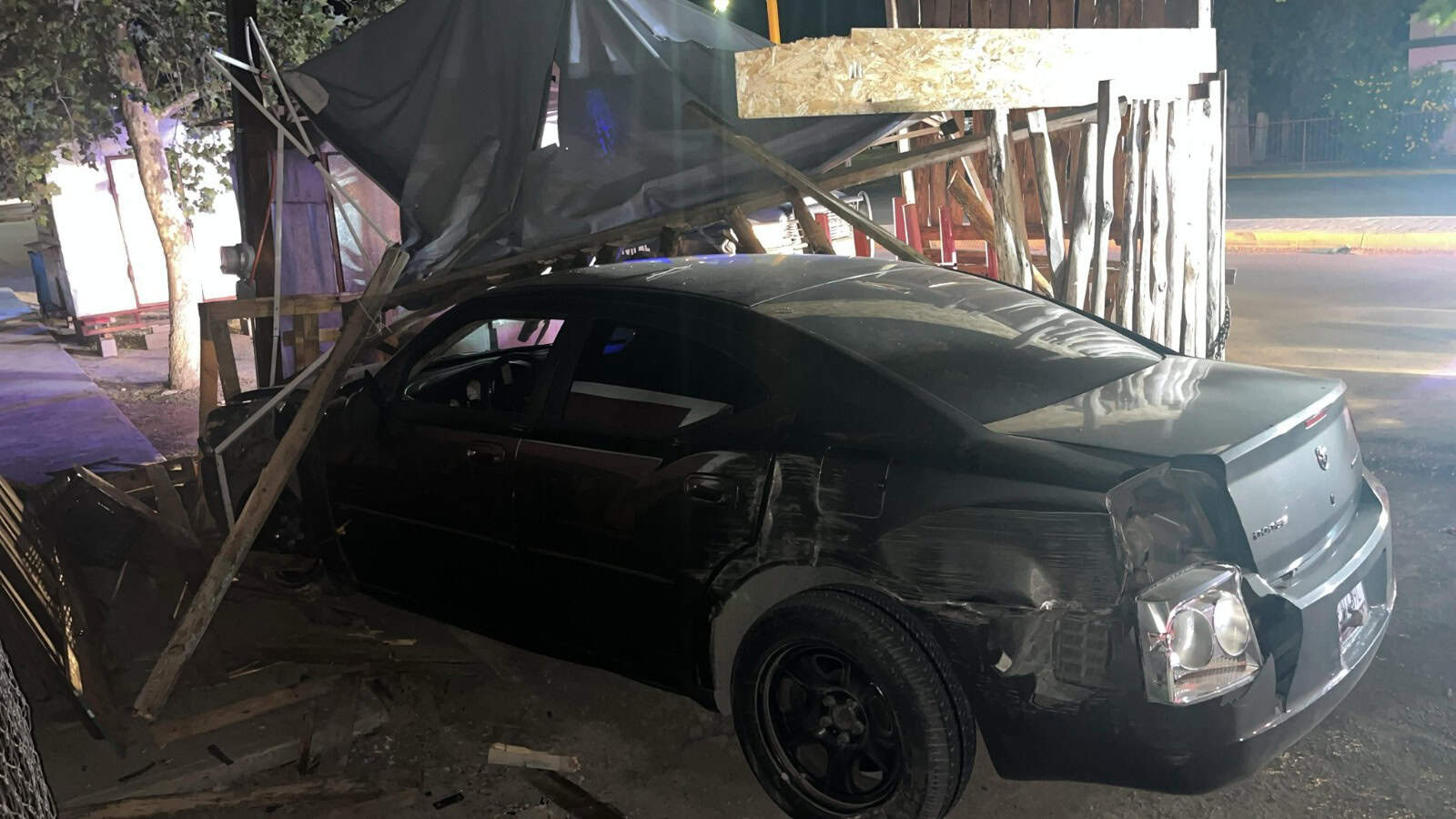 Vehículo choca contra puesto en Morelos y conductor huye del lugar