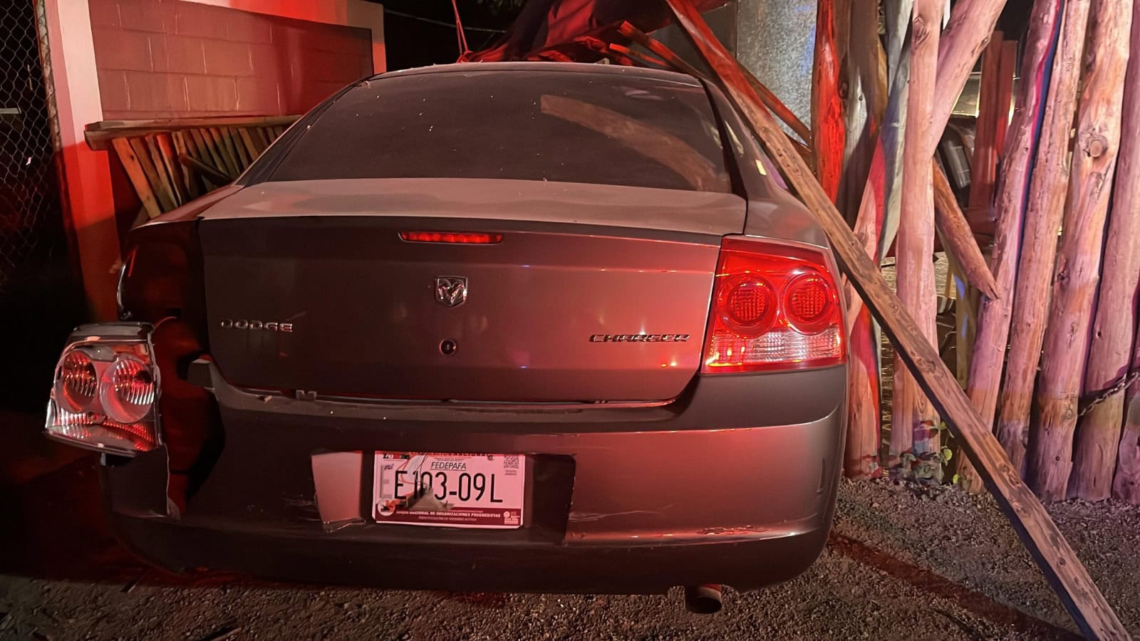 Vehículo choca contra puesto en Morelos y conductor huye del lugar