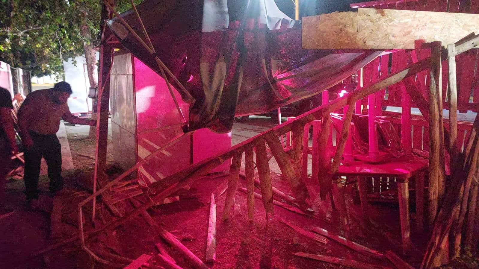 Vehículo choca contra puesto en Morelos y conductor huye del lugar