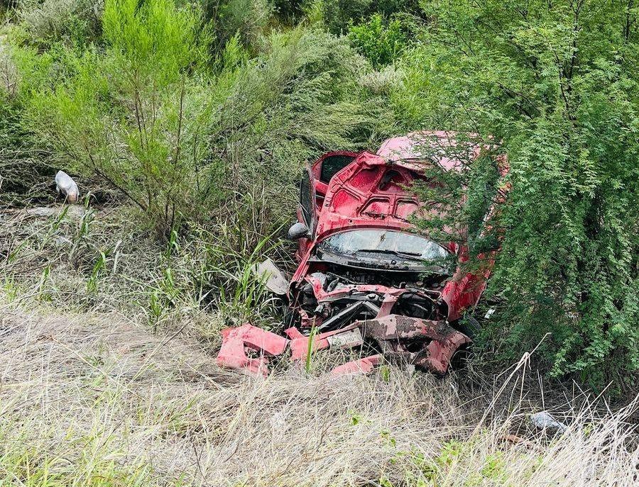 Sobreviven padre  e hijo a volcadura en la federal 53