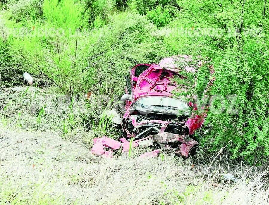 Padre y hijo salen ilesos de volcadura en la carretera 53