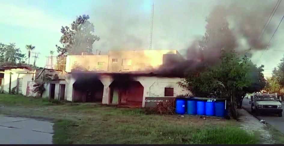 Incendio en Sabinas controlado por Bomberos