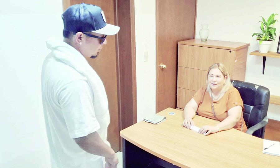 Regidora Verónica Hernández ofrece vivienda y apoyo escolar a familia en crisis